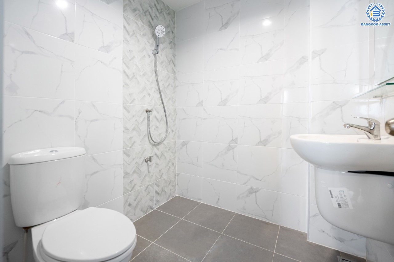 บ้านมือสองตกแต่งใหม่ 3 ชั้น โซนเศรษฐกิจ ซอยนวนิช ปากเกร็ด เนื้อที่ 23 ตร.ว. ฟังก์ชัน 3 ห้องนอน 3 ห้องน้ำ จอดรถได้ 1 คัน บนทำเลเมือง ใกล้เซ็นทรัลแจ้งวัฒนะ จุดขึ้นทางด่วนแจ้งวัฒนะ และรถไฟฟ้าสายสีชมพู "สถานีเลี่ยงเมืองปากเกร็ด"...